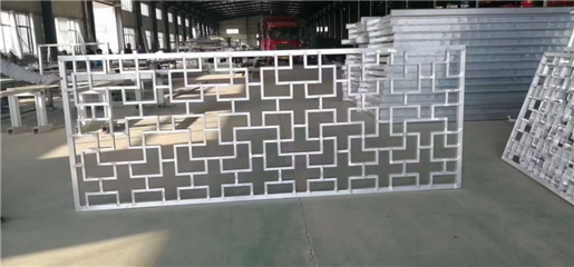 仿木紋鋁格柵屏風(fēng)與深灰色鋁合金防盜窗 建筑裝飾材料的新趨勢(shì)